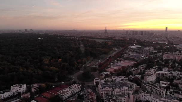 Vista aérea del horizonte de París con la Torre Eiffel desde el Bosque de Boulogne al amanecer — Vídeo de stock