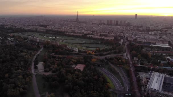 Vista aérea del horizonte de París con la Torre Eiffel desde el Bosque de Boulogne al amanecer — Vídeos de Stock