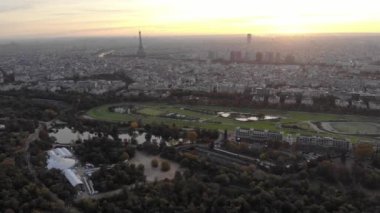 Paris 'in gökyüzü manzarası Boulogne Ormanı' ndan Eyfel Kulesi 'ne yükseliyor.