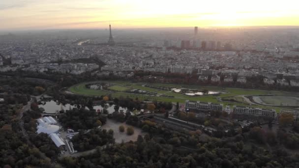 Vista aérea del horizonte de París con la Torre Eiffel desde el Bosque de Boulogne al amanecer — Vídeos de Stock