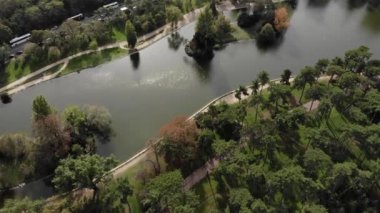 Parkın üzerinde gölet ve orman manzaralı 4k hava manzarası. Boulogne, Paris, Fransa
