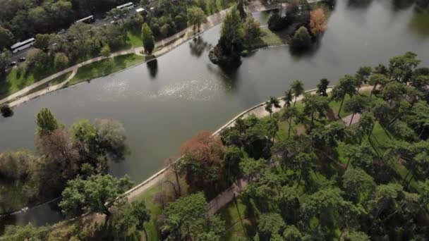 4k Légi kilátás a park felett tóval és erdővel körülvéve. Boulogne, Párizs, Franciaország — Stock videók