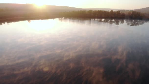 Sis Suyun Üzerinde Bir Gölün Üzerinde Uçmak. Sabah Sisi, İHA Sis Gölü 'nün üzerinde. Sonbaharda hava sisi. Avrupa 'nın Sonbahar Renkleri. Soğuk Sabah Havuzu. Kırsalda Gölün Üzerindeki Sisler — Stok video