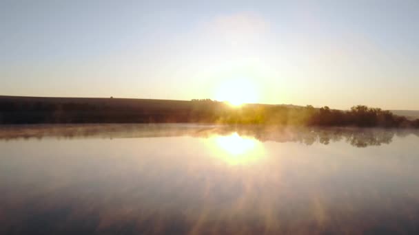 Sis Suyun Üzerinde Bir Gölün Üzerinde Uçmak. Sabah Sisi, İHA Sis Gölü 'nün üzerinde. Sonbaharda hava sisi. Avrupa 'nın Sonbahar Renkleri. Soğuk Sabah Havuzu. Kırsalda Gölün Üzerindeki Sisler — Stok video