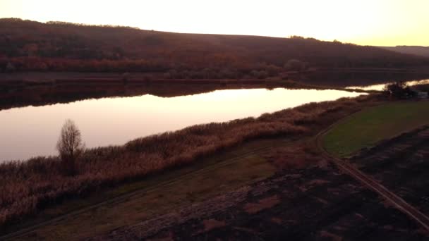 Drone sköt antenn utsikt natursköna höst landskap skymning solnedgång reservoar dammen på landsbygden med mörka och spannmål bearbetas — Stockvideo