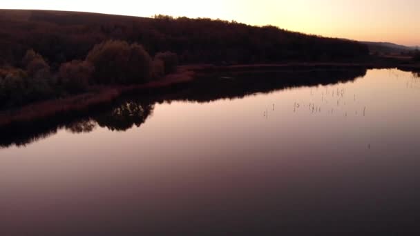 Drone tiro vista aérea paisagem de outono cênica de crepúsculo barragem reservatório do pôr do sol no campo com escuro e grãos processados — Vídeo de Stock