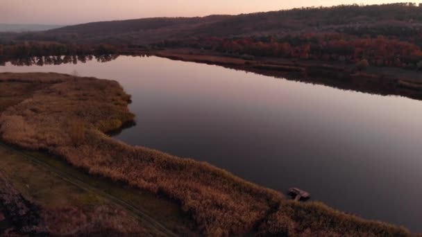 Dron pořízen letecký pohled malebná podzimní krajina soumraku přehrady přehrady západ slunce na venkově s tmavé a obilí zpracované — Stock video