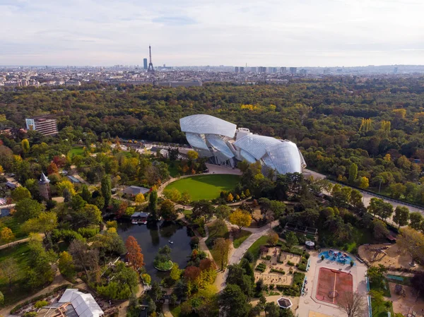 Fransa, Paris - Ekim 2019: Louis Vuitton Vakfı 'nın Paris, Fransa' daki modern binasının havadan çekimi. Arka planda Eyfel Kulesi, Boulogne Ormanı.