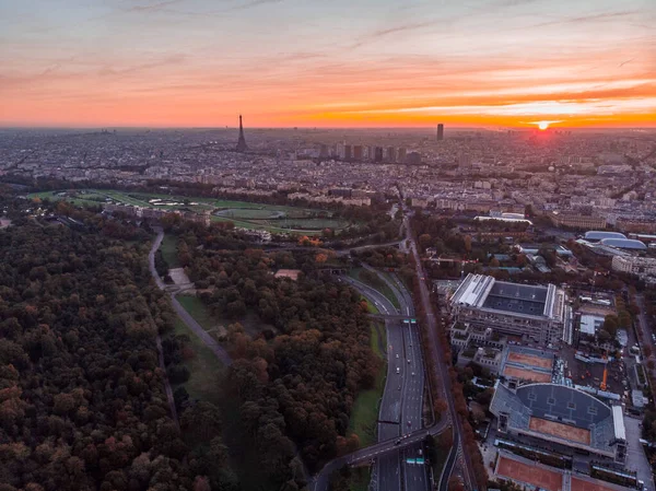 Veduta aerea dello skyline di Parigi con la Torre Eiffel dalla foresta Boulogne al sorgere del sole del mattino — Foto Stock