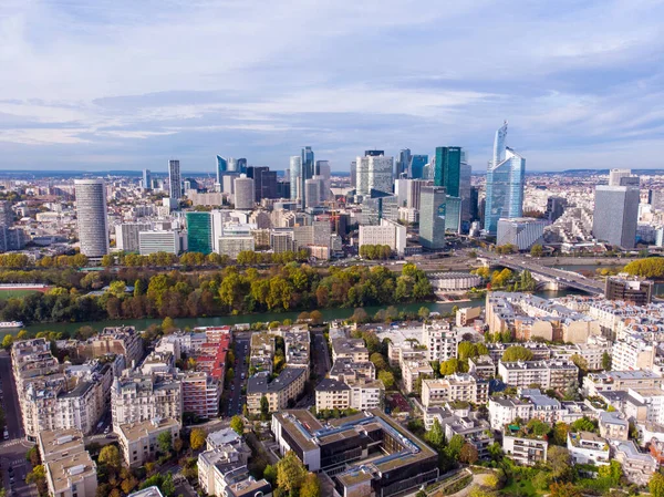 Fransa, Paris - Ekim 2019: La Defense, Paris 'in mali ve iş bölgesinin havadan çekimi. Gökdelenler gökyüzü çizgisi — Stok fotoğraf