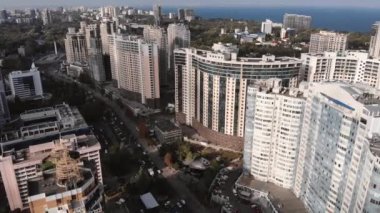 Güneşli yaz gününde Odessa şehri ve Arcadia modern binalarının hava manzarası.