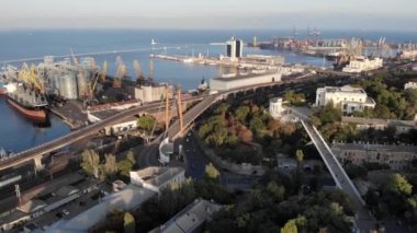 Güneşli yaz gününde Odessa şehir ve limanının hava manzarası.