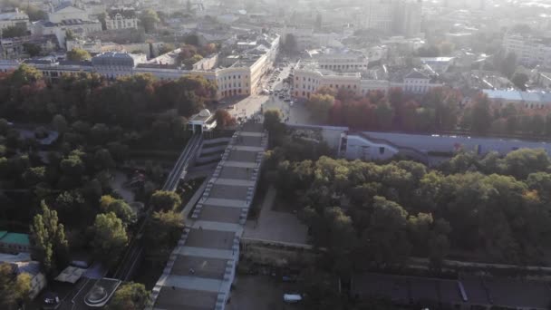 Légi kilátás Odessza város és a tengeri kikötő napos nyári nap drón — Stock videók