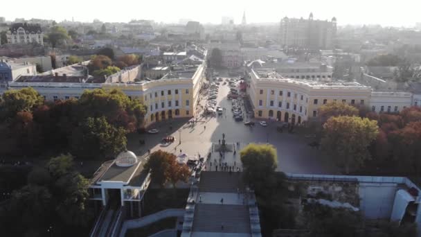 Vista aérea de la ciudad de Odessa y el puerto marítimo en el soleado dron del día de verano — Vídeo de stock
