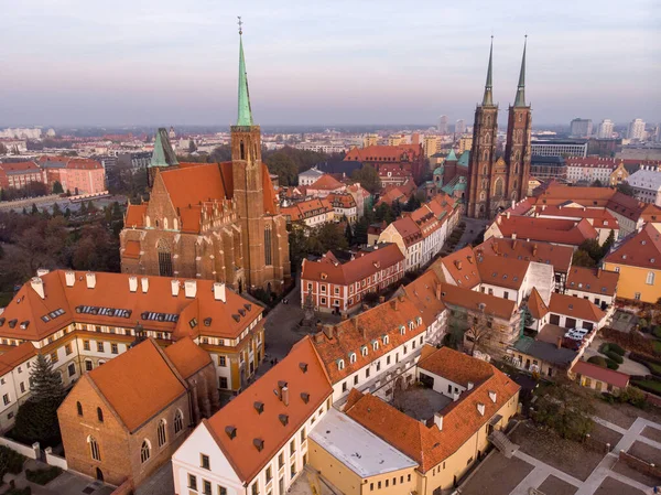 Widok z powietrza Wrocławia: Ostrów Tumski, Odra, Katedra św. Jana Chrzciciela i Kolegiata Świętego Krzyża i św. Bartłomieja — Zdjęcie stockowe