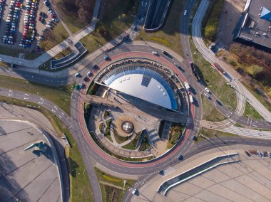 Katowice 'nin Aeriale manzarası. Modern binalar ve şehir yolları. Katowice, Silezya 'nın en büyük şehri ve başkentidir.