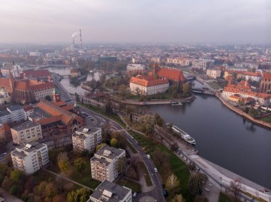 Wroclaw havadan görünümü: Ostrow Tumski, St John Katedrali Vaftizci ve Kutsal Haç Ve St Bartholomew Koleji Kilisesi