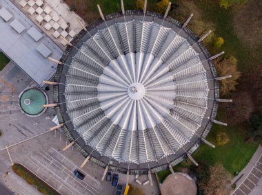 Wroclaw 'ın hava görüntüsü: Yuvarlak beton yapının alt görüntüsü