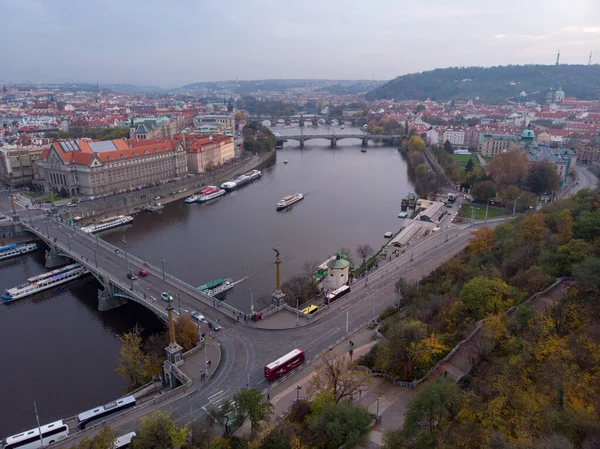 Prag, sonbaharda hava manzaralı köprüleri alacakaranlık bulutlu bir günde, mavi saatte — Stok fotoğraf