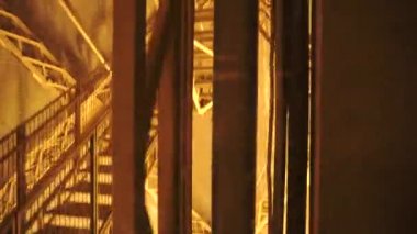 Asansörün yanındaki Eyfel Kulesi 'nde. Fransa, Paris 'te Eyfel Kulesi' ne doğru bakan pencereden dışarı bakıyorum..