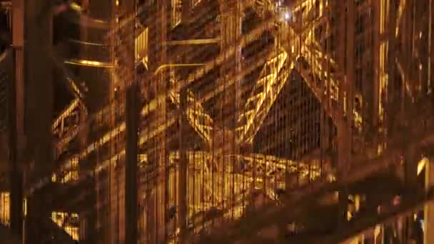 Na Eiffelově věži se v noci zvedá výtah. Vyhlídka z okna na Eiffelovu věž v Paříži, Francie. — Stock video