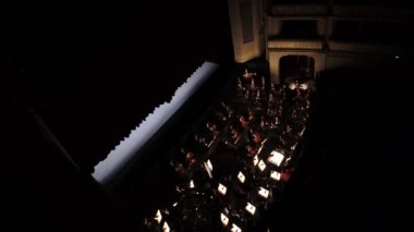 Viyana, Avusturya - Kasım 2019 - Grand Viyana opera binasının içi, orkestra çukurunun önündeki perde açılıyor