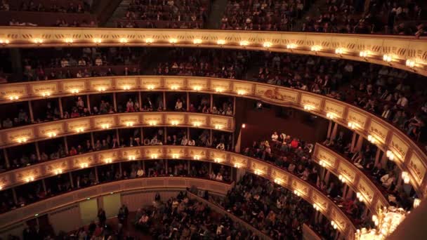 VIENNA, AUSTRIA - NOVEMBER 2019: - The lights go out in Vienna national opera — ストック動画
