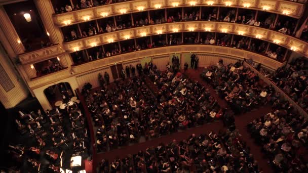 VIENNA, ÁUSTRIA - NOVEMBRO 2019: - Casa de ópera de Viena edifício interior. Os visitantes vão deixar os seus lugares para uma pausa de intervalo. — Vídeo de Stock