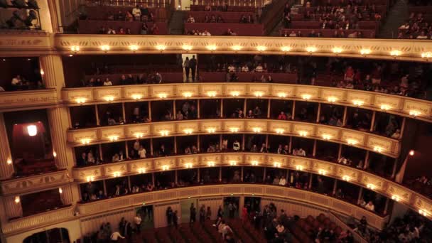 VIENA, AUSTRIA - NOVIEMBRE 2019: - Viena ópera edificio interior. Los visitantes están dejando sus asientos para un descanso de intermedio — Vídeo de stock