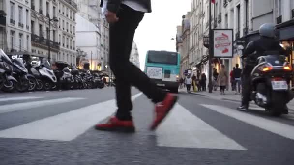 ПАРИЖ, ФРАНЦИЯ - Октябрь 2019 года: ловкий человек в красных ботинках и костюме, переходящий дорогу зеброй в Париже. Теплый осенний стиль улицы . — стоковое видео