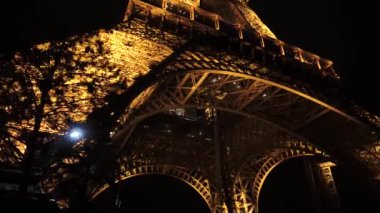 Geceleyin Paris 'teki Eyfel Kulesi' nin altında Gimbal 'ı pas geç. Ilık, büyük metal yapılar.