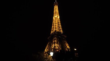 Gimbal 'ı pas geç, Paris' teki Eyfel Kulesi 'nin etrafında gece çekim yap. Ilık, büyük metal yapılar.