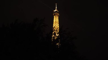 Gimbal 'ı pas geç, Paris' teki Eyfel Kulesi 'nin etrafında gece çekim yap. Ilık, büyük metal yapılar.