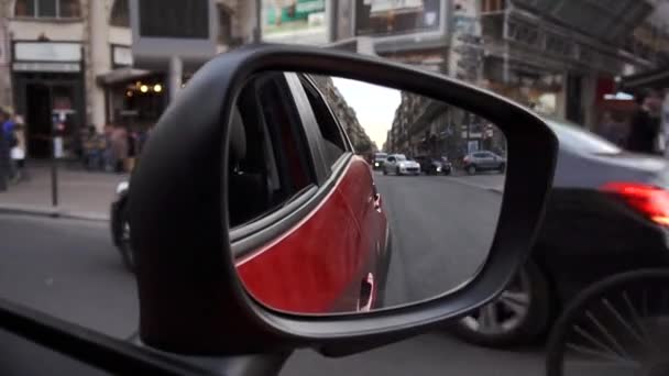 Paris, Frankreich - Oktober 2018: Blick auf einen Autoseitenspiegel. eine typische Pariser Straße entlang zu fahren. Autos fahren die Straße entlang — Stockvideo