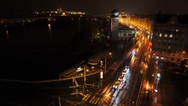 Autopista de lluvia nocturna en Praga. Luces de coches en la carretera con una hermosa vista en la noche Castillo Prazsky Hrad. Cronograma — Vídeos de Stock