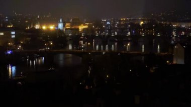 Prag 'ın muhteşem gece zaman çizelgesi. Prag Kalesi ve Charles Köprüsü turuncu gece lambalarıyla aydınlatıldı.