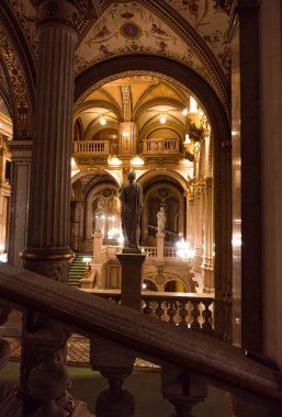 Viyana, Avusturya - Ekim 2019: Viyana Devlet Opera Evi. Wiener Staatsoper merdivenleri, fresk ve zengin altın kaplama iç mekan