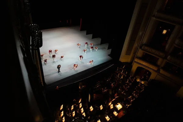 Vídeň, Rakousko - říjen 2019: Interiér sálu Státní opery Vídeň s návštěvníky. Wiener Staatsoper schody, baletní tanečníci a orchestr — Stock fotografie