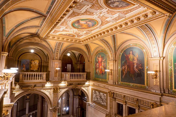 Vídeň, Rakousko - říjen 2019: Interiér Státní opery ve Vídni. Wiener Staatsoper schody, freska a bohatý zlatý interiér — Stock fotografie