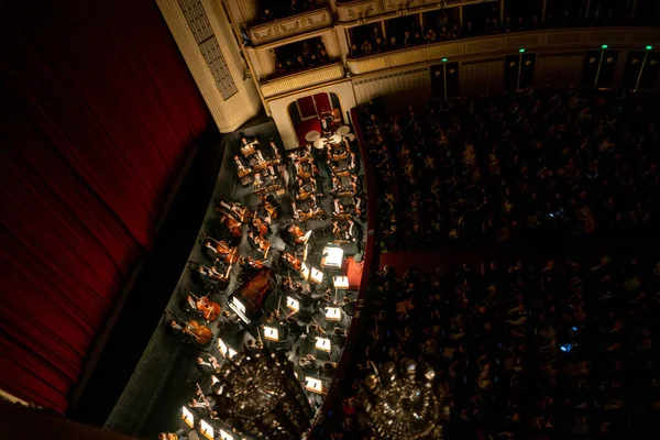 VIENA, AUSTRIA - OCTUBRE 2019: Interior de la Ópera Estatal de Viena Sala de espectáculos con visitantes. Wiener Staatsoper escaleras, bailarines de ballet y orquesta — Foto de Stock