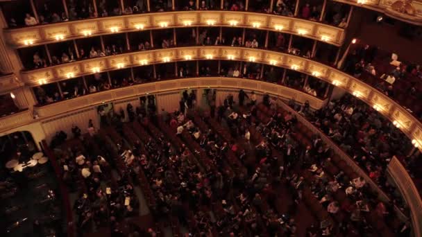 Βιέννη, Αυστρία - Νοέμβριος 2019: - Vienna opera house building interior. Οι επισκέπτες φεύγουν από τις θέσεις τους για διάλειμμα. — Αρχείο Βίντεο