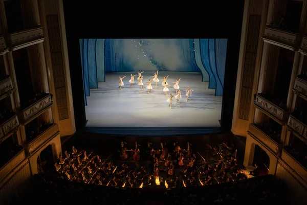 Viyana, Avusturya - Ekim 2019: Ziyaretçilerle birlikte Viyana Devlet Opera Salonu Performans Salonu. Wiener Staatsoper merdivenleri, bale dansçıları ve orkestra