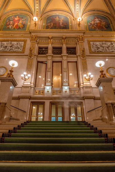 VIENNA, AUSTRIA - OCTOBER 2019: Interior of Vienna State Opera House. Wiener Staatsoper stairs, fresco and rich gold interior — Stock Photo, Image