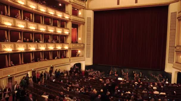 VIENA, AUSTRIA - NOVIEMBRE 2019: - Viena ópera edificio interior. Timelapse Los visitantes están llegando a sus asientos después de un descanso de intermedio para continuar revisando el rendimiento del ballet — Vídeos de Stock