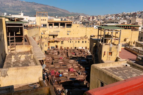 Τυρί Chouara σε παλιά Medina στο Fes, ένα παραδοσιακό και παλιό βυρσοδεψείο με τους εργαζόμενους που εργάζονται κάνοντας μεθόδους του δέρματος στην πόλη Fes, Μαρόκο — Φωτογραφία Αρχείου