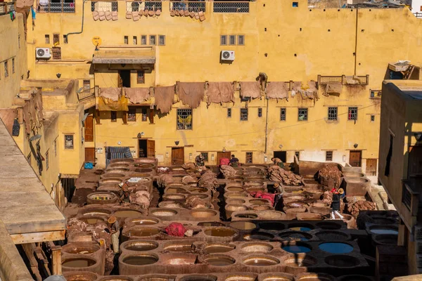 Μαρόκο, Φεξ - Ιανουάριος 2019: Οι εργαζόμενοι στο βυρσοδεψείο Chouara στην παλιά Medina στη Φεζ, ένα παραδοσιακό και παλιό βυρσοδεψείο με εργάτες που εργάζονται με μεθόδους κατασκευής δέρματος — Φωτογραφία Αρχείου