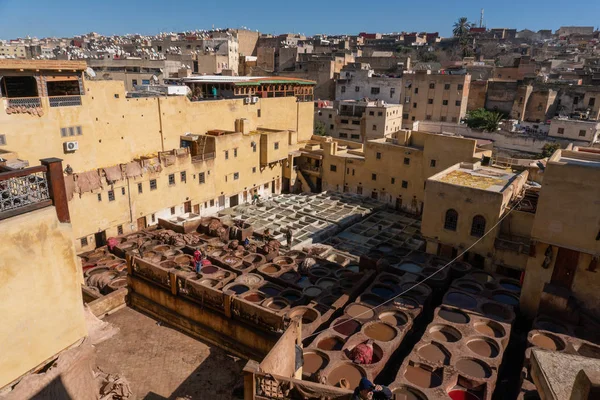 Μαρόκο, Φεξ - Ιανουάριος 2019: Οι εργαζόμενοι στο βυρσοδεψείο Chouara στην παλιά Medina στη Φεζ, ένα παραδοσιακό και παλιό βυρσοδεψείο με εργάτες που εργάζονται με μεθόδους κατασκευής δέρματος — Φωτογραφία Αρχείου