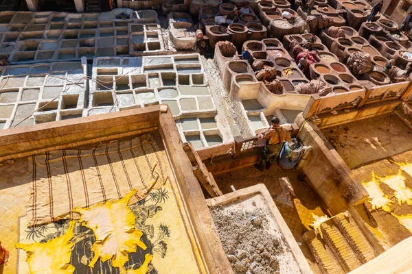 Marokko, fex - januar 2019: mann arbeitet in der gerberei chouara in der alten medina in fes, einer traditionellen und alten gerberei mit arbeitern, die herstellungsmethoden aus leder — Stockfoto