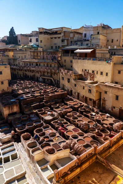 MOROCCO, FEX - January 2019: Workers in Chouara tannery in old medina in Fes, a traditional and old tannery with workers working making methods of leather — Stock Photo, Image