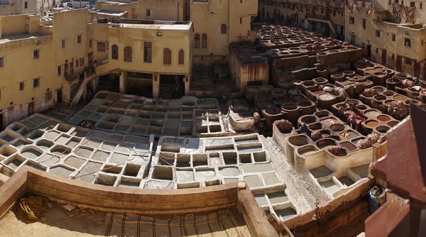 Πανόραμα του βυρσοδεψείου Chouara στην παλιά Medina στο Fes, ένα παραδοσιακό και παλιό βυρσοδεψείο με τους εργαζόμενους που εργάζονται κάνοντας μεθόδους του δέρματος στην πόλη Fes, Μαρόκο — Φωτογραφία Αρχείου